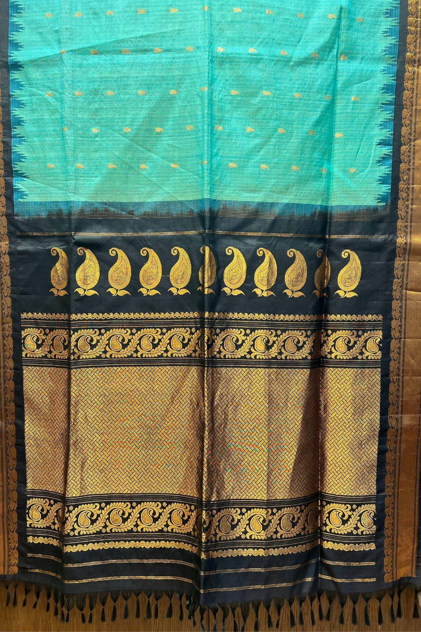 Elegant Sico Gadwal Handloom Saree – Green & Black with Zari Work